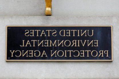 FILE PHOTO: Signage is seen at the headquarters of the United States Environmental 保护ion Agency (EPA) in Washington, D.C., U.S.2021年5月10日. 路透社/安德鲁·凯利/资料图片